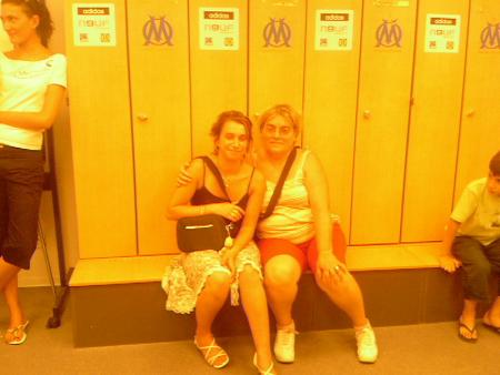 Ma Moune et Amandine juste devant le verstiaire de Ribery mdr !